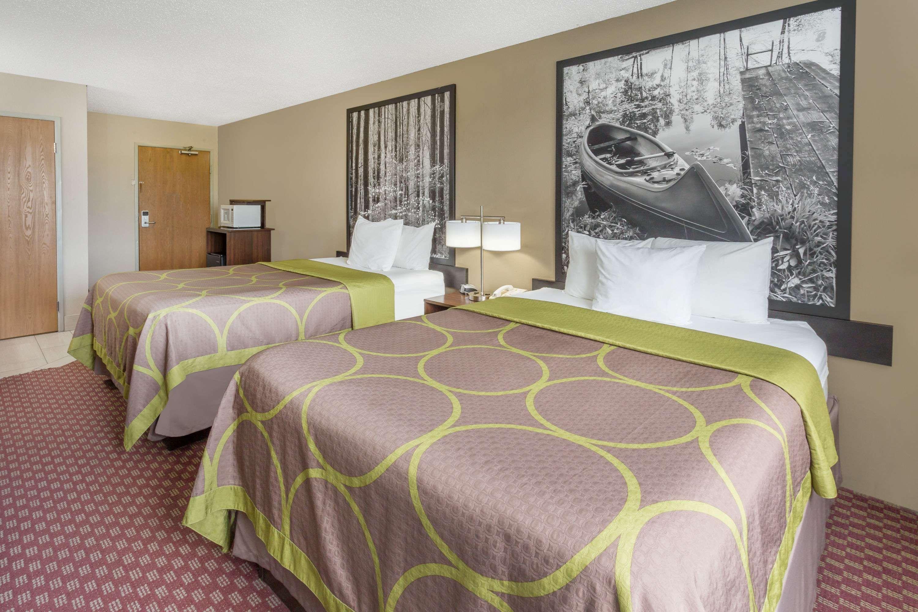 Super 8 By Wyndham Hebron Lowell Area Екстериор снимка