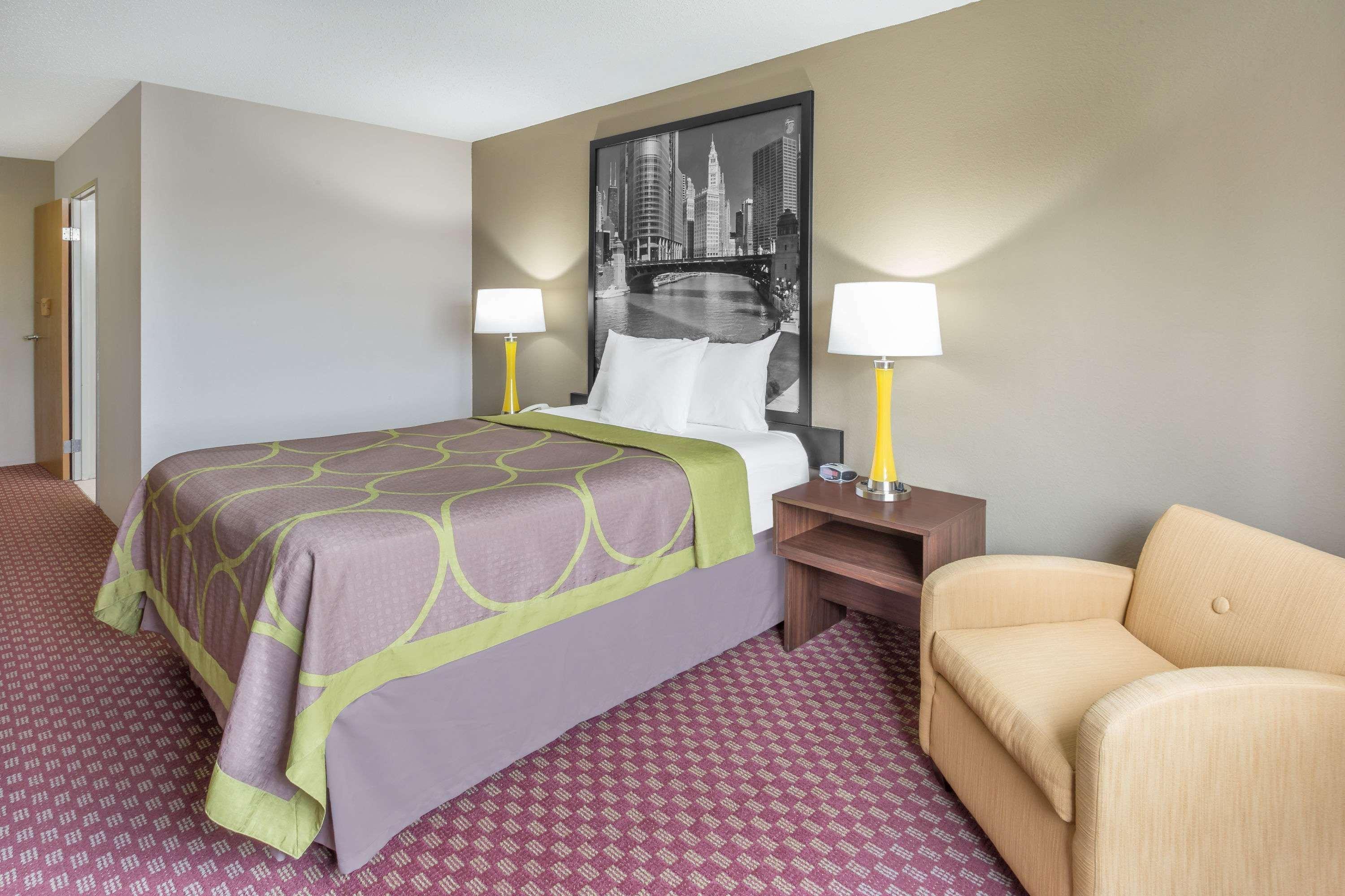 Super 8 By Wyndham Hebron Lowell Area Екстериор снимка