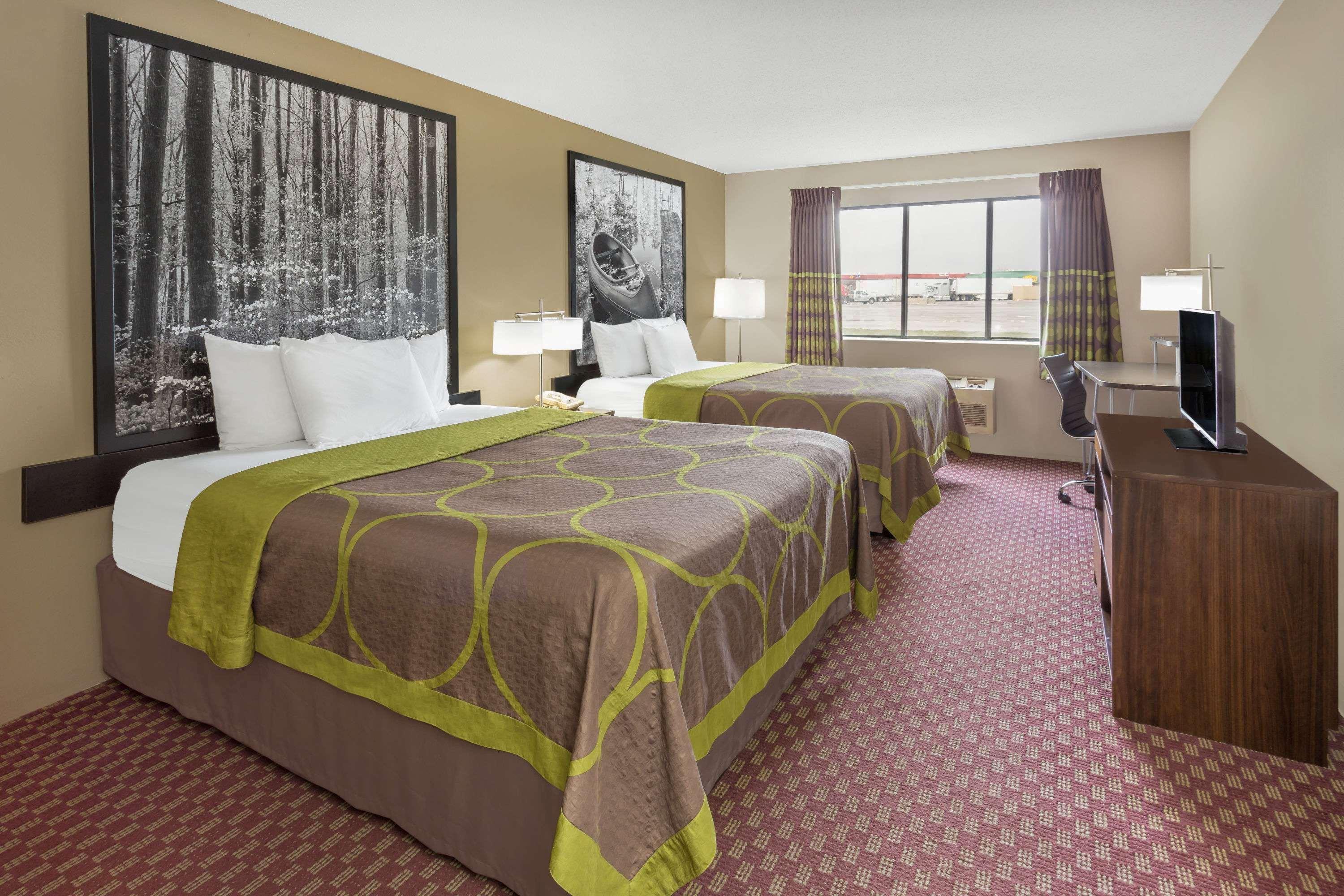 Super 8 By Wyndham Hebron Lowell Area Екстериор снимка