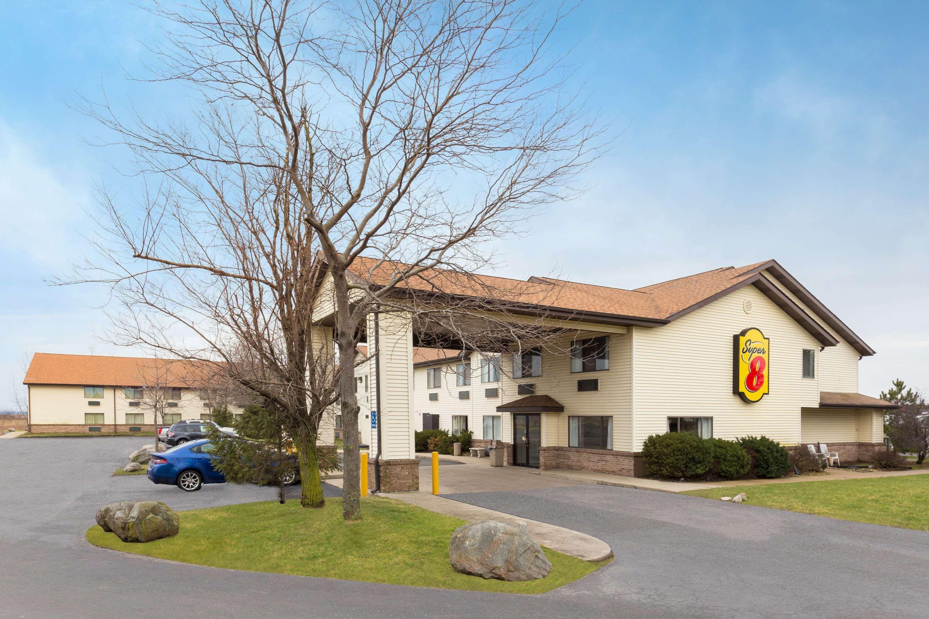Super 8 By Wyndham Hebron Lowell Area Екстериор снимка