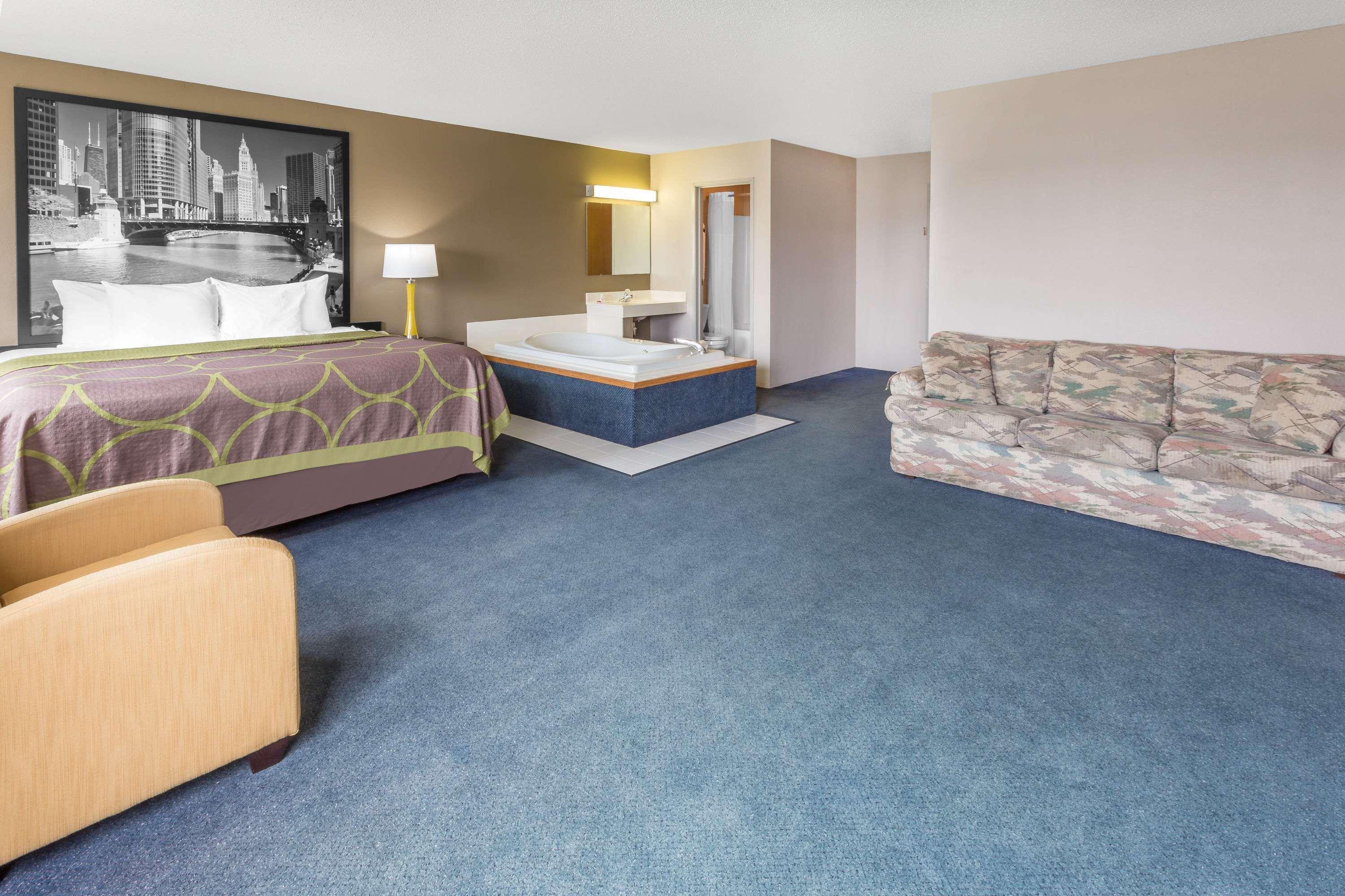 Super 8 By Wyndham Hebron Lowell Area Екстериор снимка