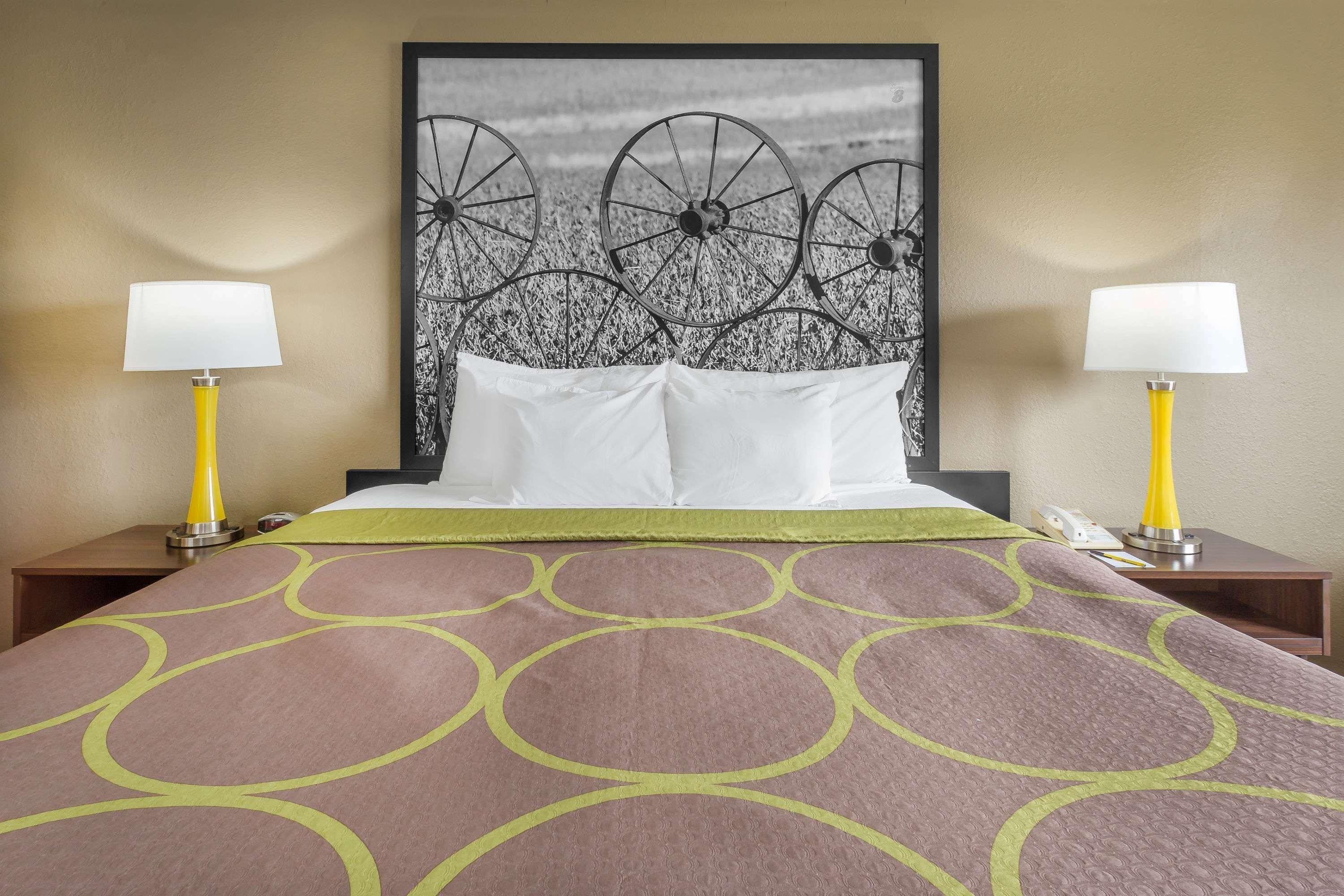 Super 8 By Wyndham Hebron Lowell Area Екстериор снимка