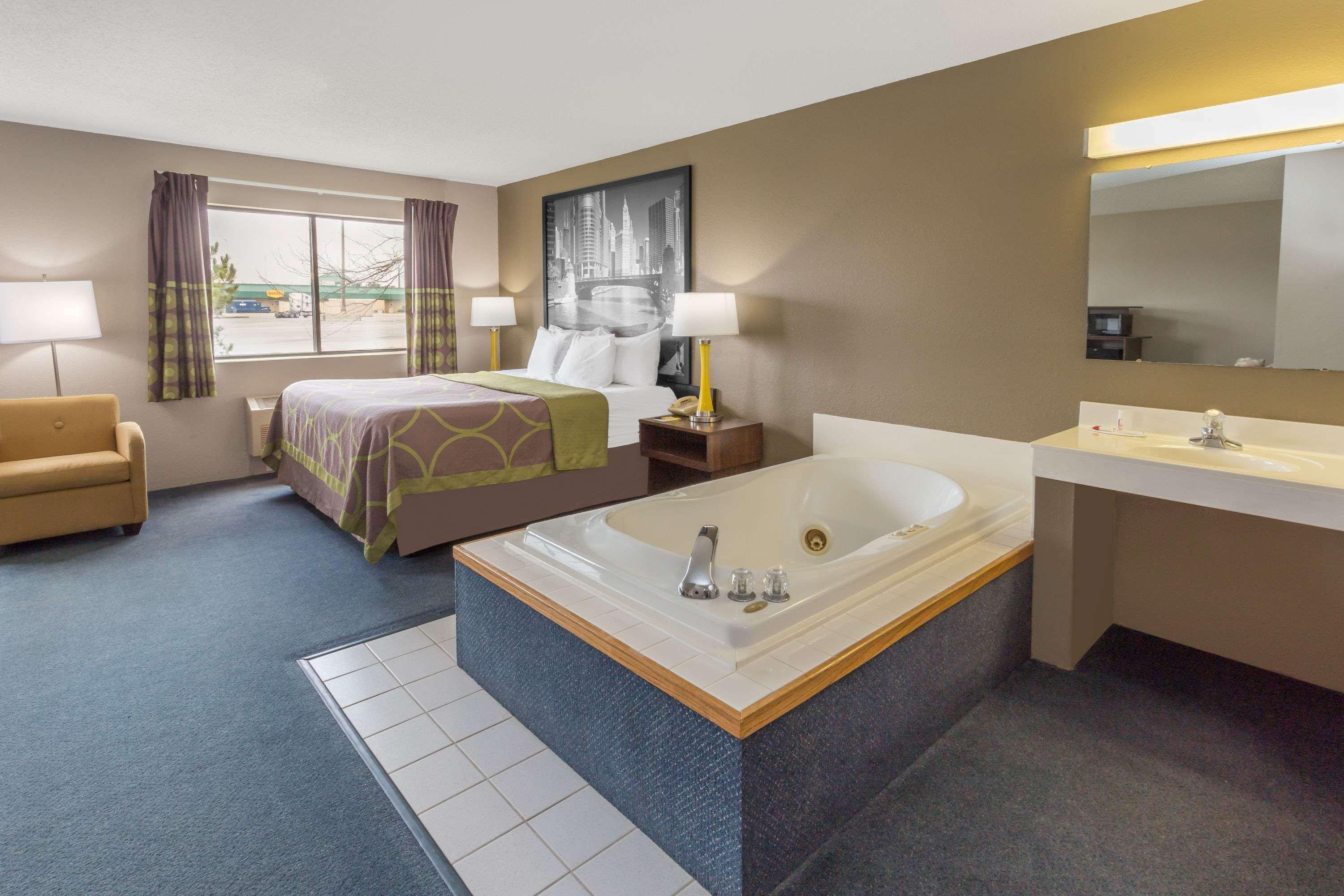 Super 8 By Wyndham Hebron Lowell Area Екстериор снимка