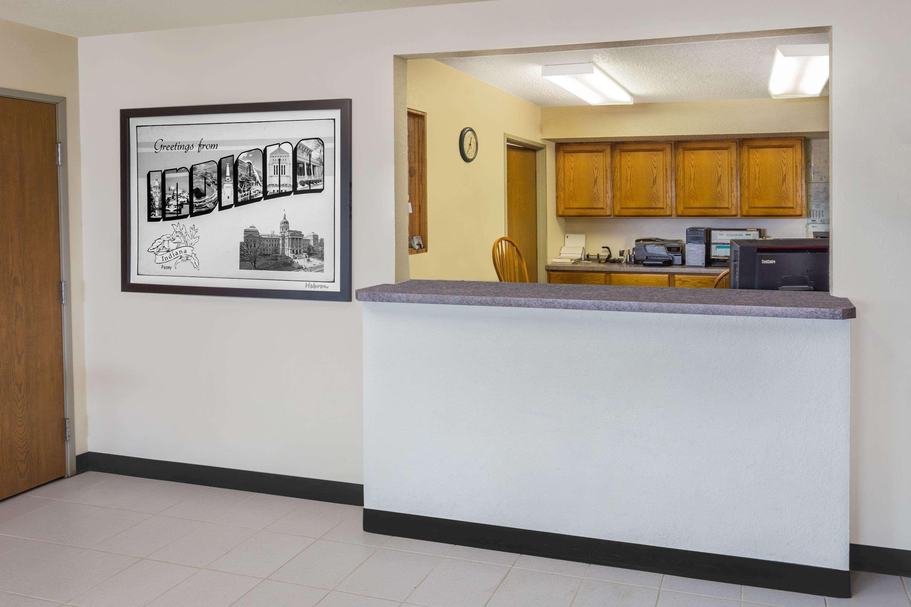 Super 8 By Wyndham Hebron Lowell Area Екстериор снимка