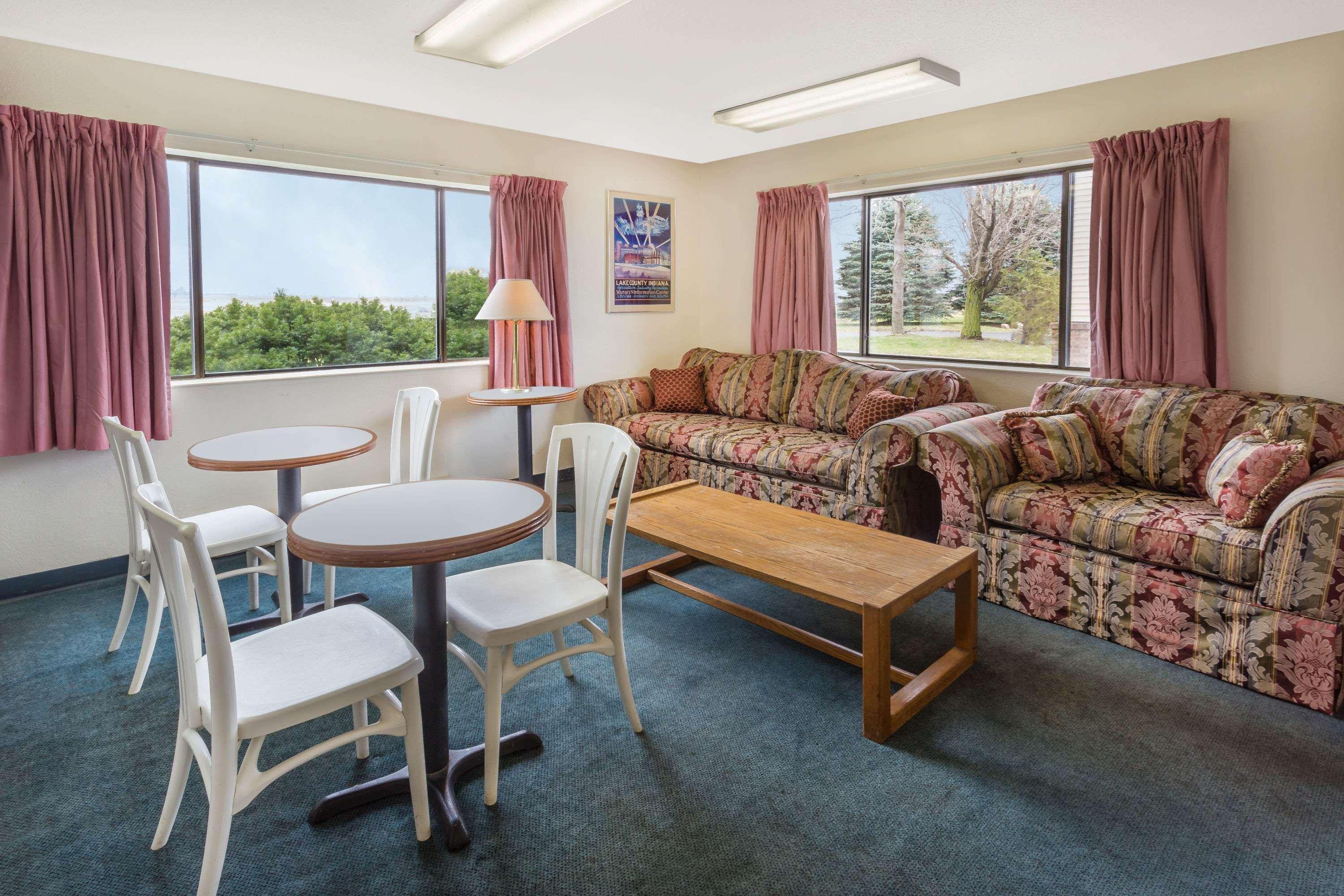 Super 8 By Wyndham Hebron Lowell Area Екстериор снимка