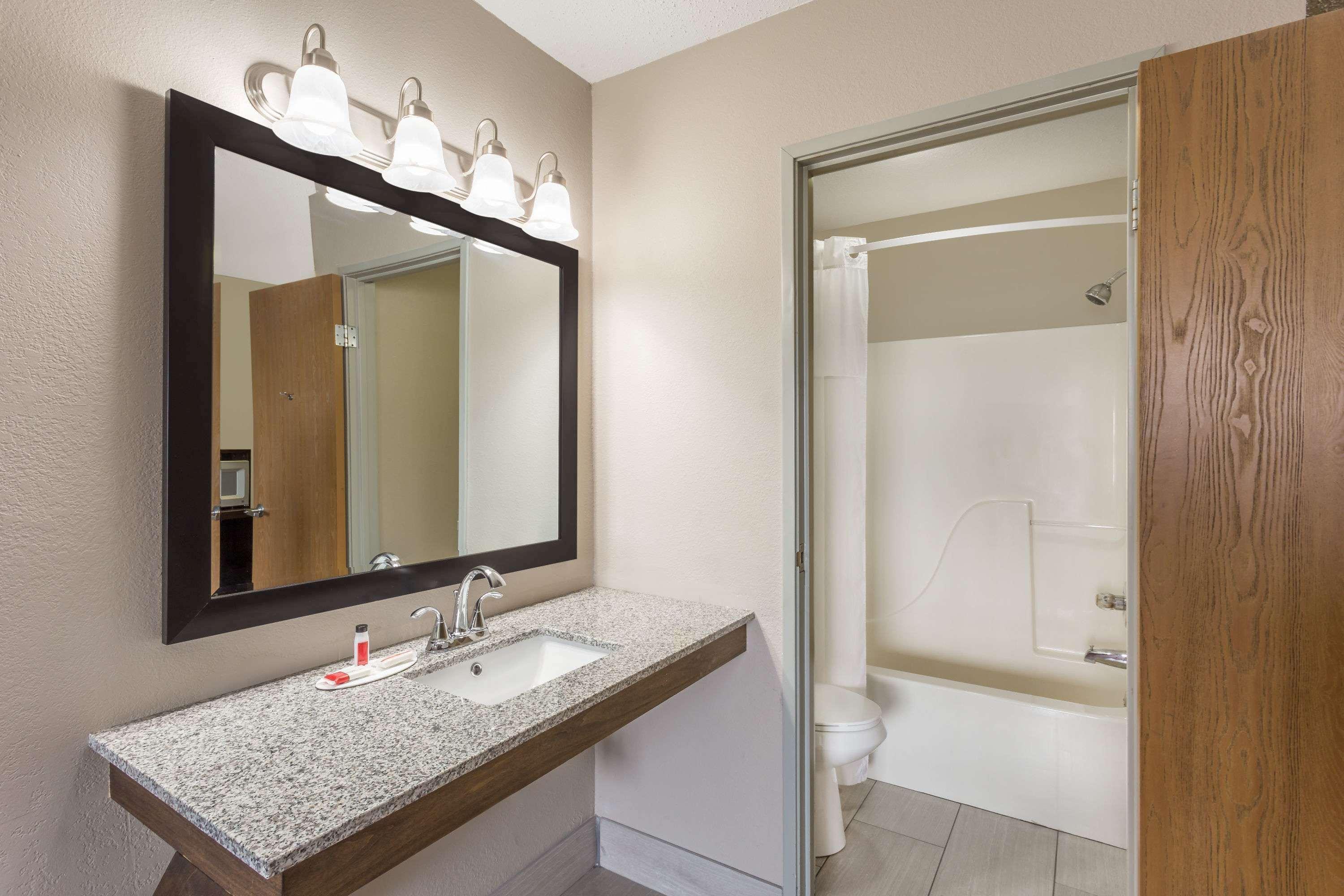 Super 8 By Wyndham Hebron Lowell Area Екстериор снимка