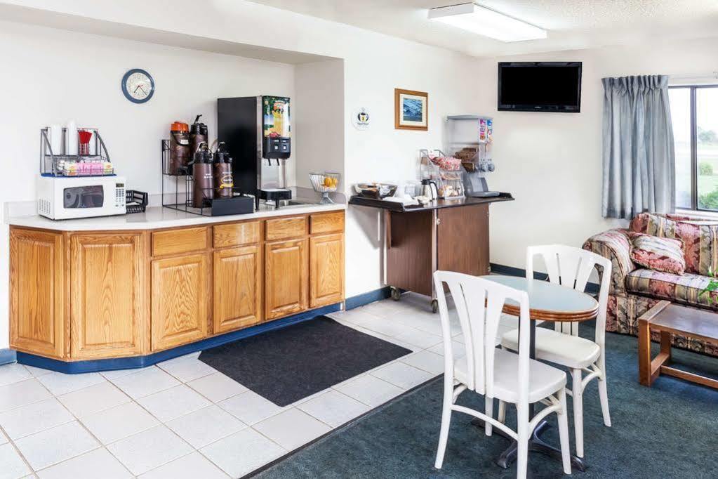 Super 8 By Wyndham Hebron Lowell Area Екстериор снимка